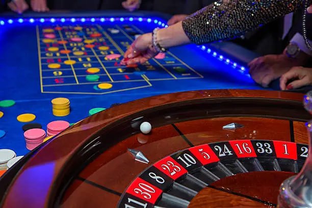 Người dùng giao diện mobile của gee88 với các trò chơi bóng đá và casino